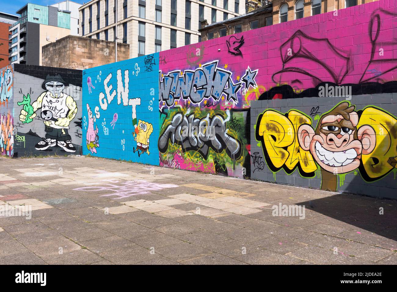 dh Graffiti RIVER CLYDE GLASGOW Bunte Straßenkünstler Malerei Wandkunst Schottland Stockfoto