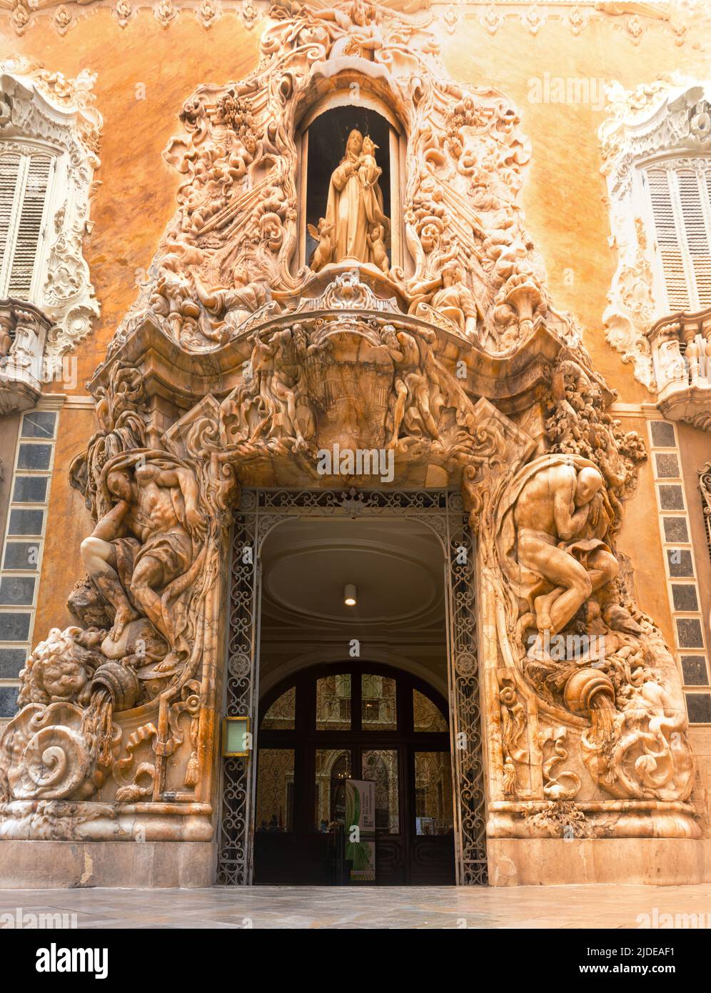 Valencia, Spanien. 15. März 2022 - Haupteingang des Marquis von Dos Aguas Palace, Gebäude des nationalen Keramikmuseums. Alabasterskulpturen, der wo Stockfoto