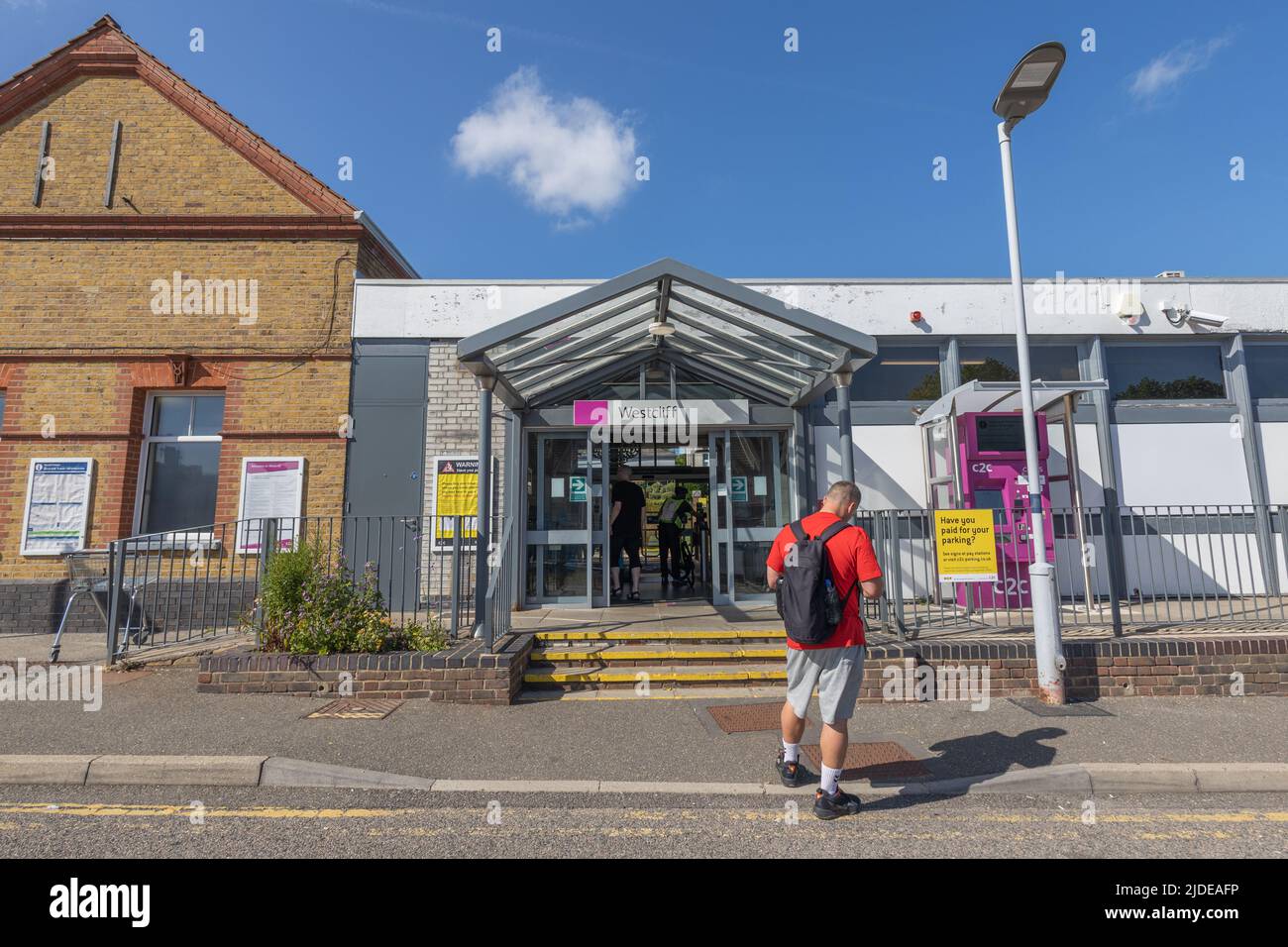 Westcliff on Sea, Großbritannien. 20.. Juni 2022. Westcliff on Sea Station, Teil der Essex Thameside Line und im Besitz von Trenitalia c2c Ltd. Nach einer Abstimmung über die Mitglieder der National Union of Rail, Maritime and Transport Workers (GMT) könnte der Bahnhof wegen Streiks im gesamten britischen Schienennetz für drei Tage geschlossen werden. Penelope Barritt/Alamy Live News Stockfoto