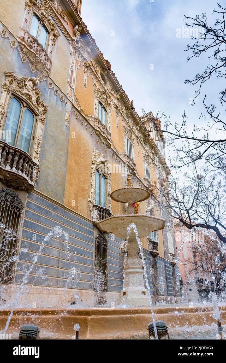 Valencia, Spanien. 15. März 2022 - Brunnen und Seitenfassade, aus dem Jahr 1740, des Palastes des Marquis von Dos Aguas, in dem die Nationale Keramik M Stockfoto