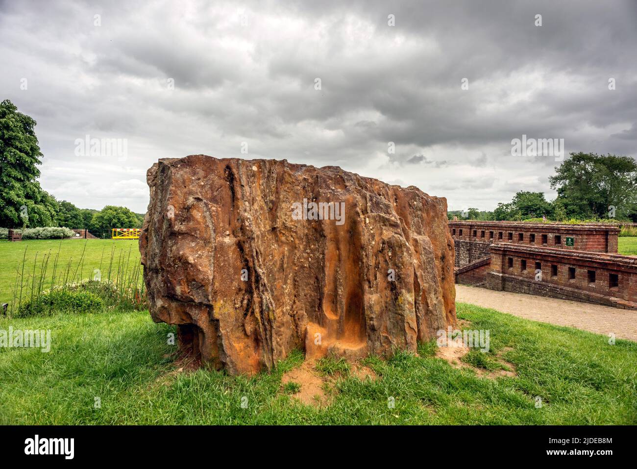 East Grinstead, Juni 9. 2022: Der Millenium Stone am East Court, dem Sitz des gemeinderates, markiert mit der Greenwich Meridian-Linie Stockfoto