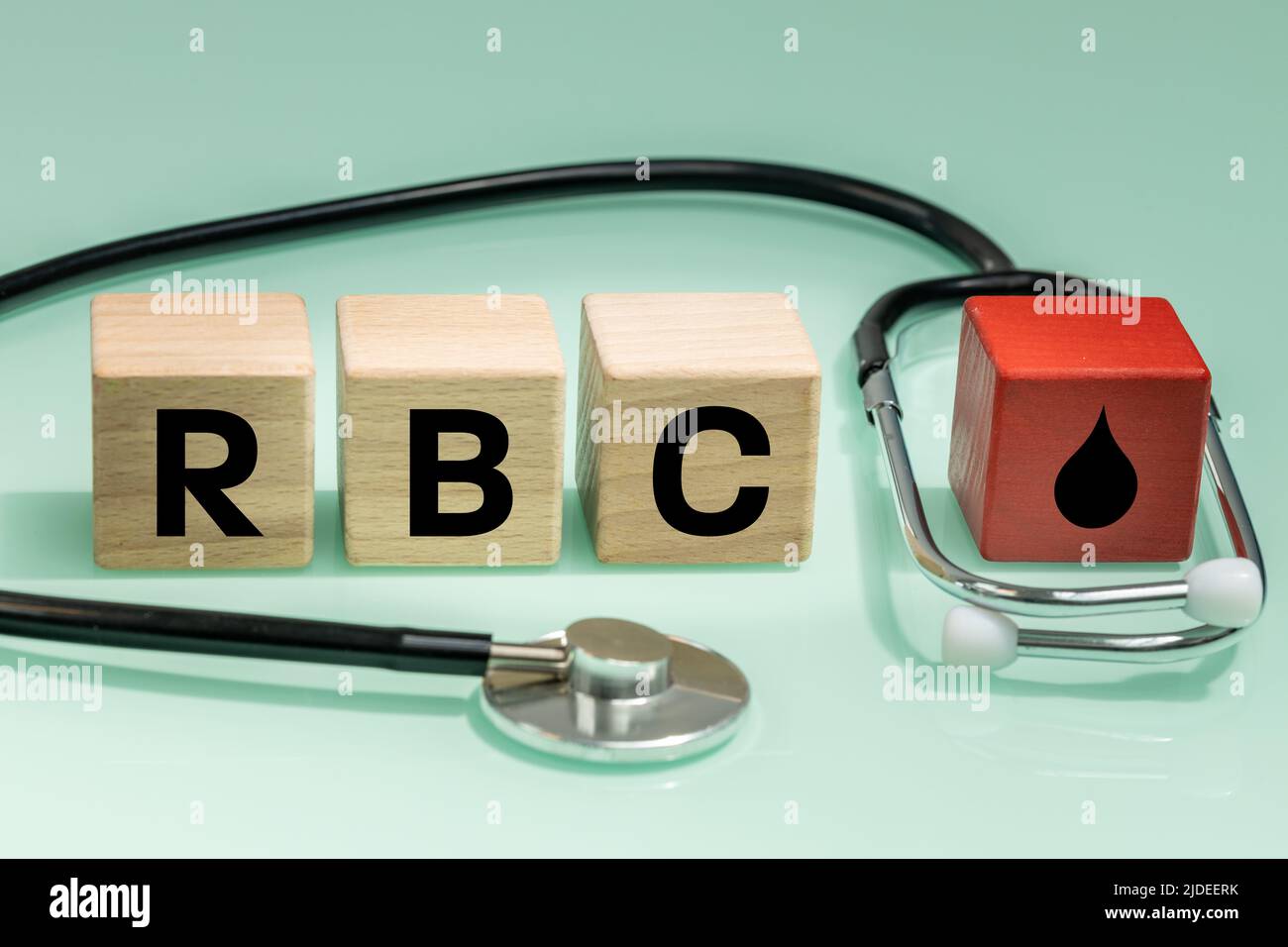 Holzblöcke mit den Worten RBC, rote Blutkörperchen, Zählung, Teilchen, Stethoskop, Medizinisches Konzept von Blutuntersuchungen und Laborergebnissen Stockfoto