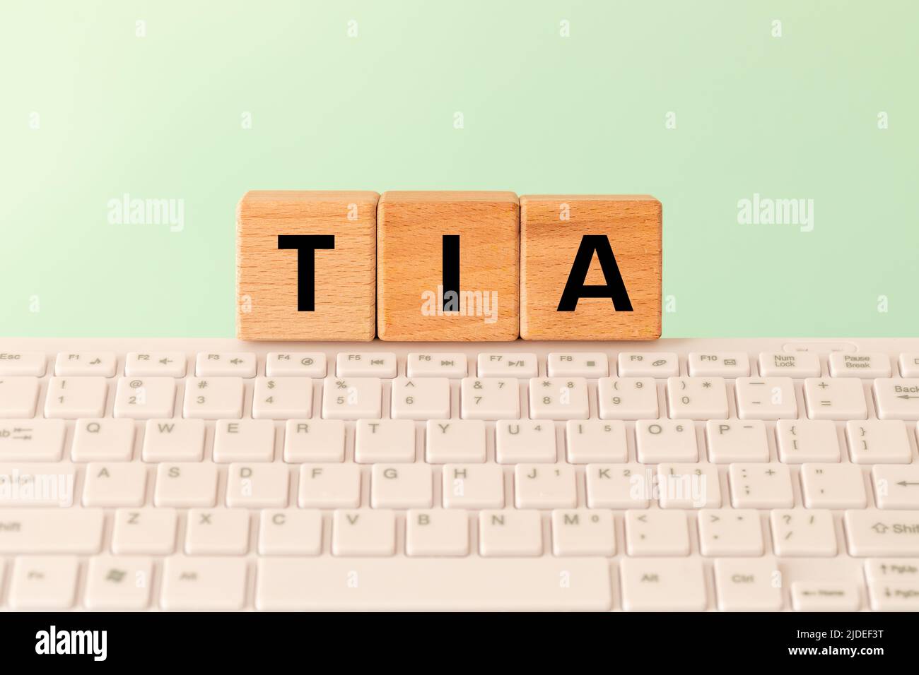 Das Wort TIA Dank im Voraus, Internet-Akronym in der Kommunikation verwendet, z. B. in der Wirtschaft, Beschriftung auf Holzblöcken vor dem Hintergrund eines com Stockfoto