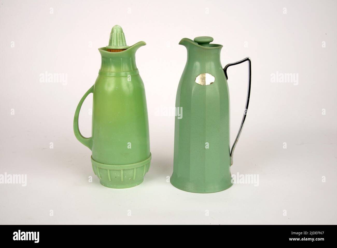 Zwei grüne Harnstoff-Formaldehydflaschen, rechts von Thermos (1925) Stockfoto