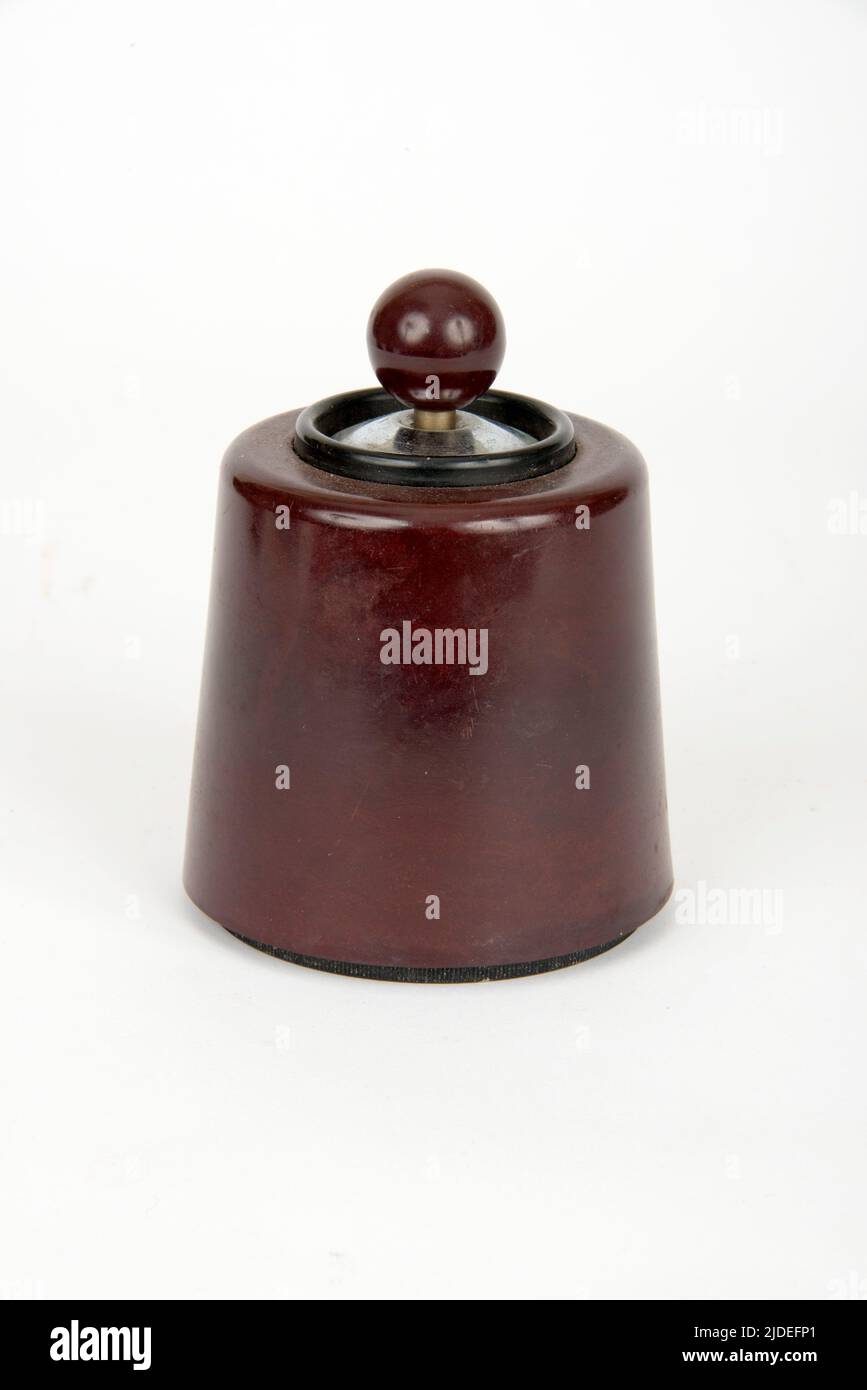 Eine Auswahl an Bakelit- und Kunststoffartikeln. Neuheit batteriebetriebener Zigarettenanzünder von Dorset Light Industries Stockfoto