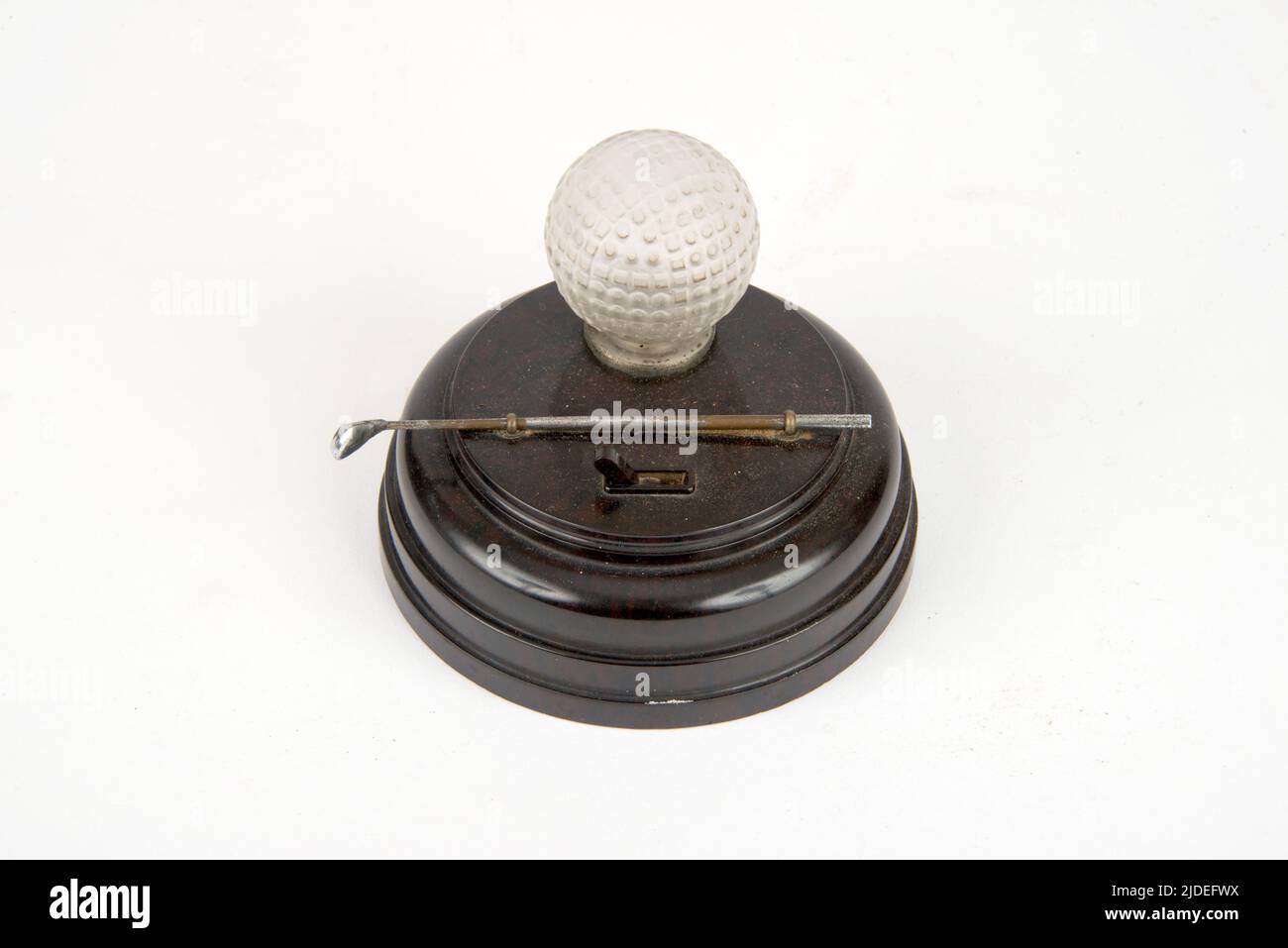 Eine Auswahl an Bakelit- und Kunststoffartikeln. Neuheit Golfball Licht und Aschenbecher. Stockfoto