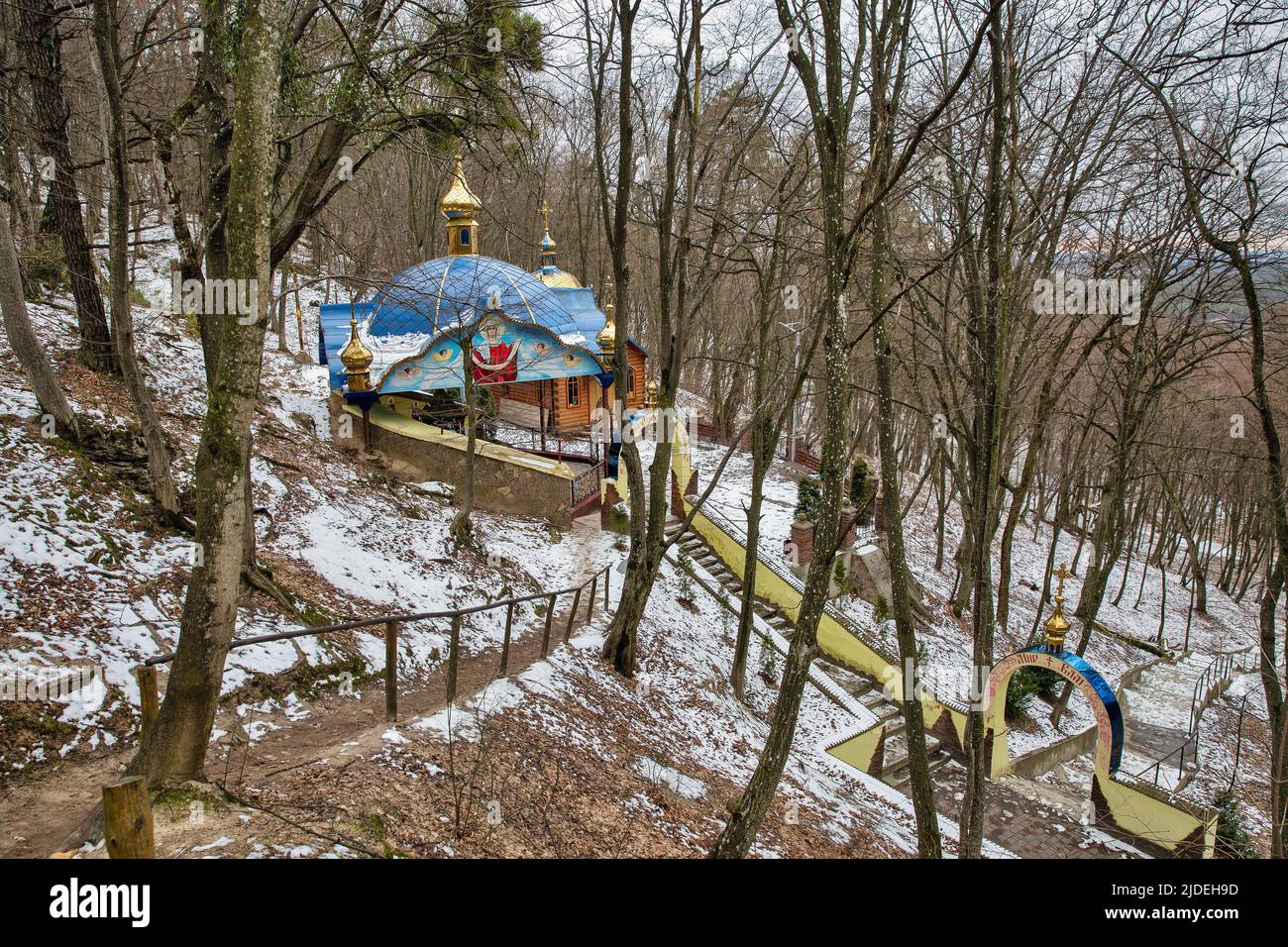 Kapelle mit heiligem Quellbrunnen im Wald. Kremenets Mountains National Nature Park Bozha Hora. Es ist der berühmte Ort, an dem die Jungfrau erschien. Stockfoto