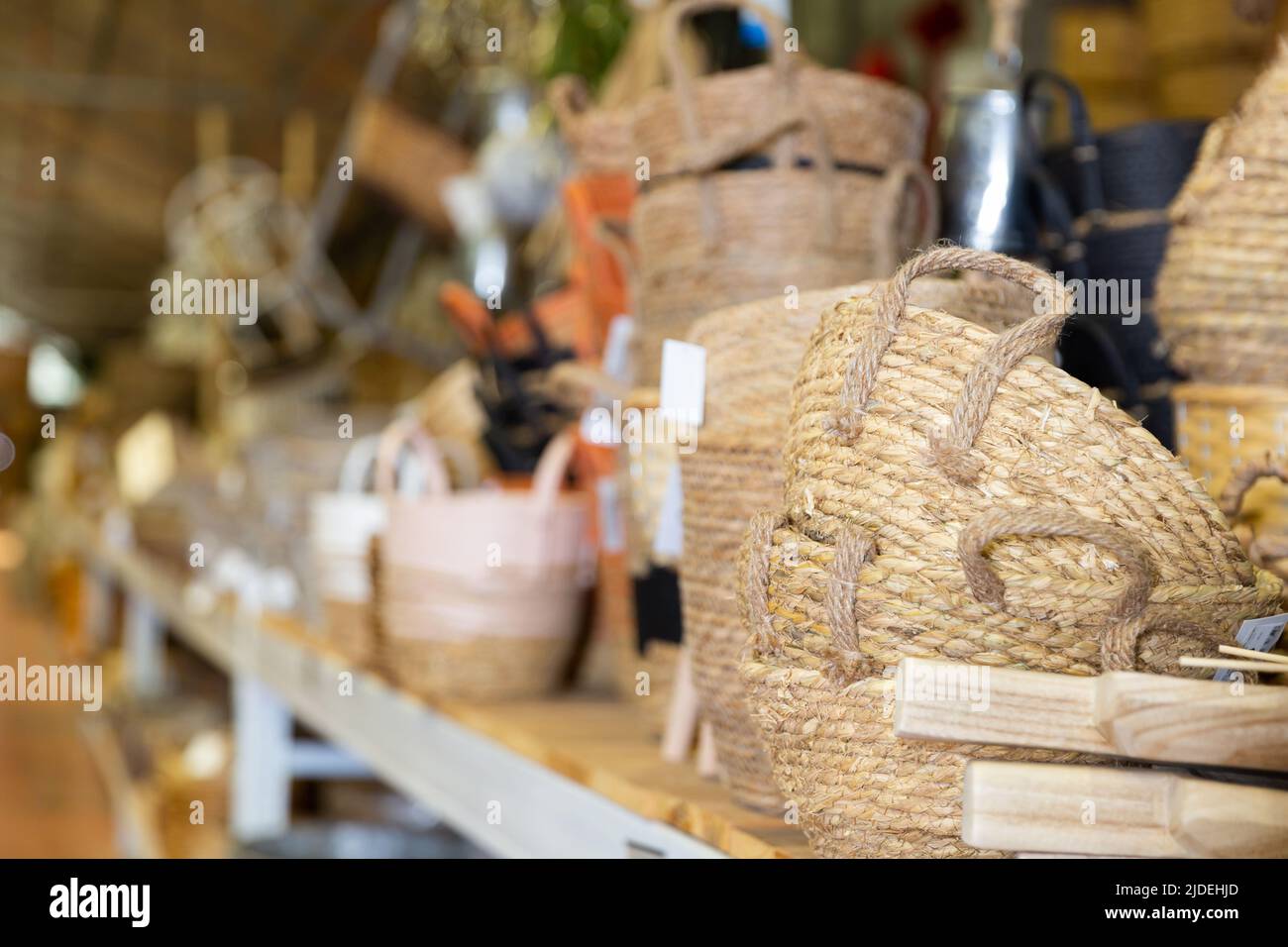 Korbkörbe und andere handgefertigte Gegenstände in den Regalen des Ladens sind aus nächster Nähe zu sehen Stockfoto