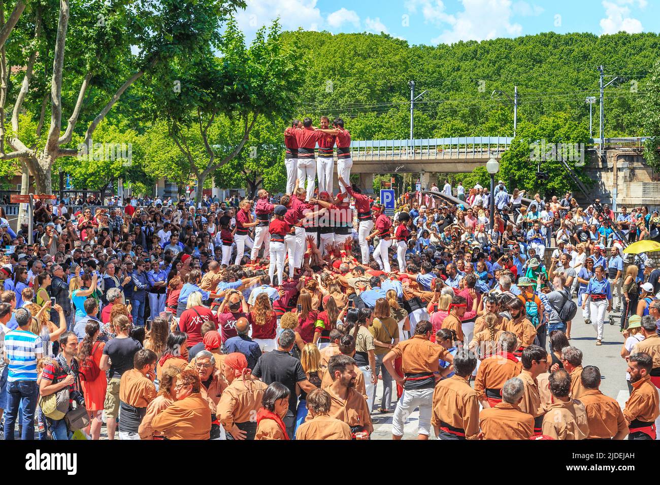 GIRONA, SPANIEN - 14. MAI 2017: Dies ist der Bau eines Hochhauses von Menschen, genannt castel, während der Stadt tht Flower Festival. Stockfoto