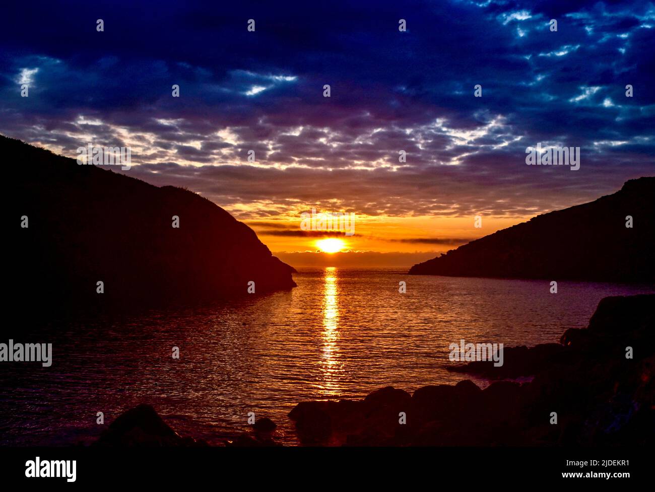 Sonnenuntergang am Port Quin Strand. Stockfoto
