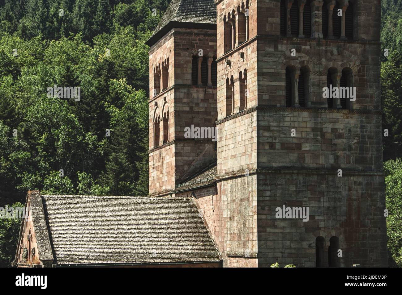 Romanische Kirche, Kloster Murbach, Elsass, Frankreich, gegründet 727 von Primin, eines der ersten großen Klöster im Elsass. Stockfoto