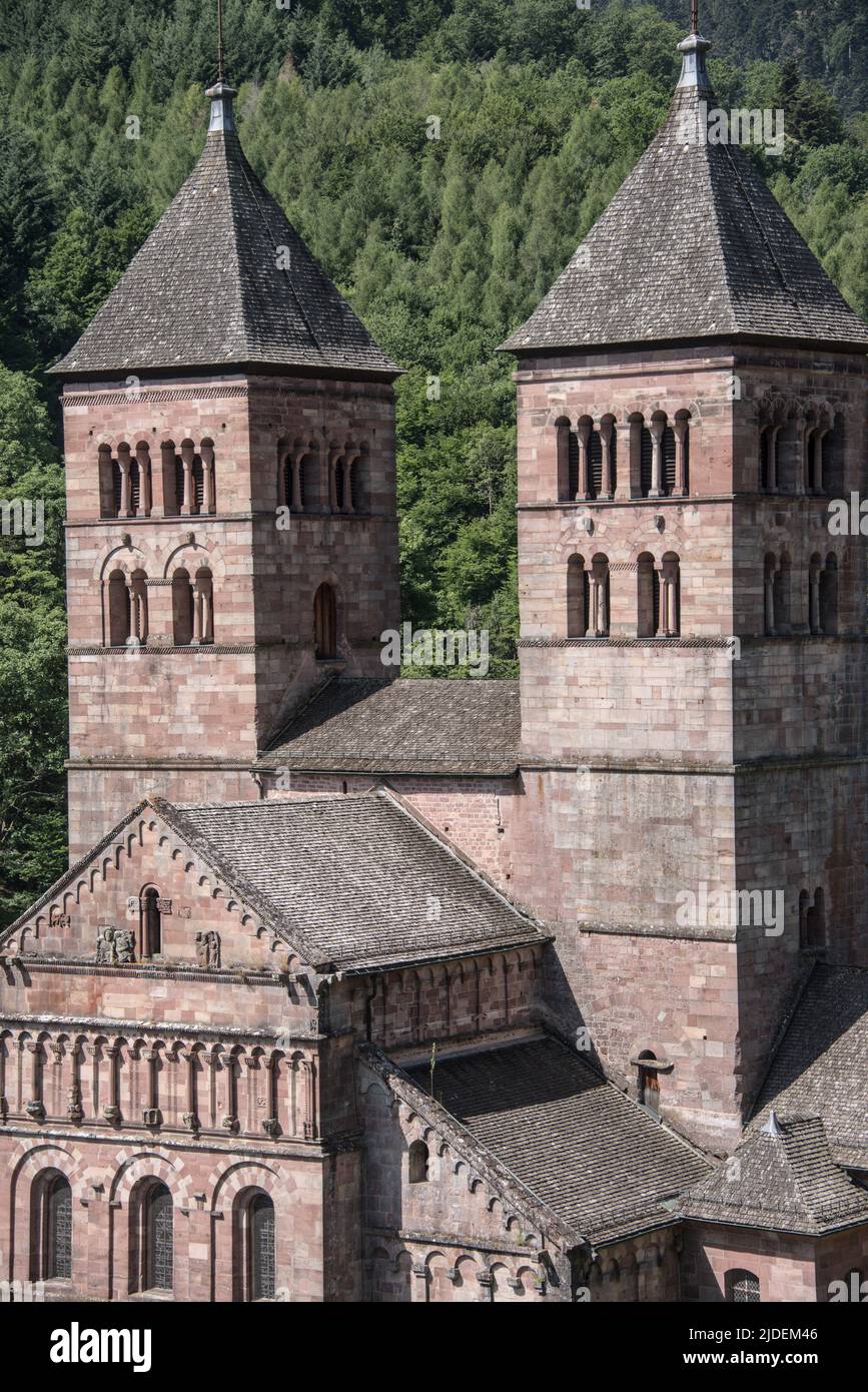 Romanische Kirche, Kloster Murbach, Elsass, Frankreich, gegründet 727 von Primin, eines der ersten großen Klöster im Elsass. Stockfoto