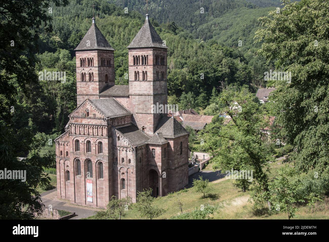 Romanische Kirche, Kloster Murbach, Elsass, Frankreich, gegründet 727 von Primin, eines der ersten großen Klöster im Elsass. Stockfoto