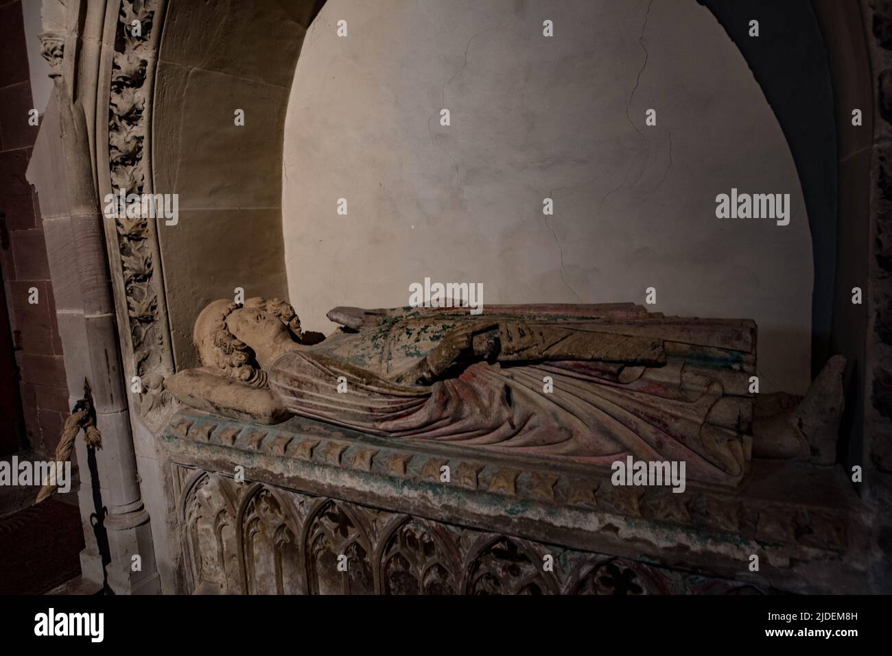 Grab des Stifters Eberhard, romanische Kirche, Kloster Murbach, Elsass, Frankreich, 727 von Primin, eines der ersten großen Klöster im Elsass. Stockfoto