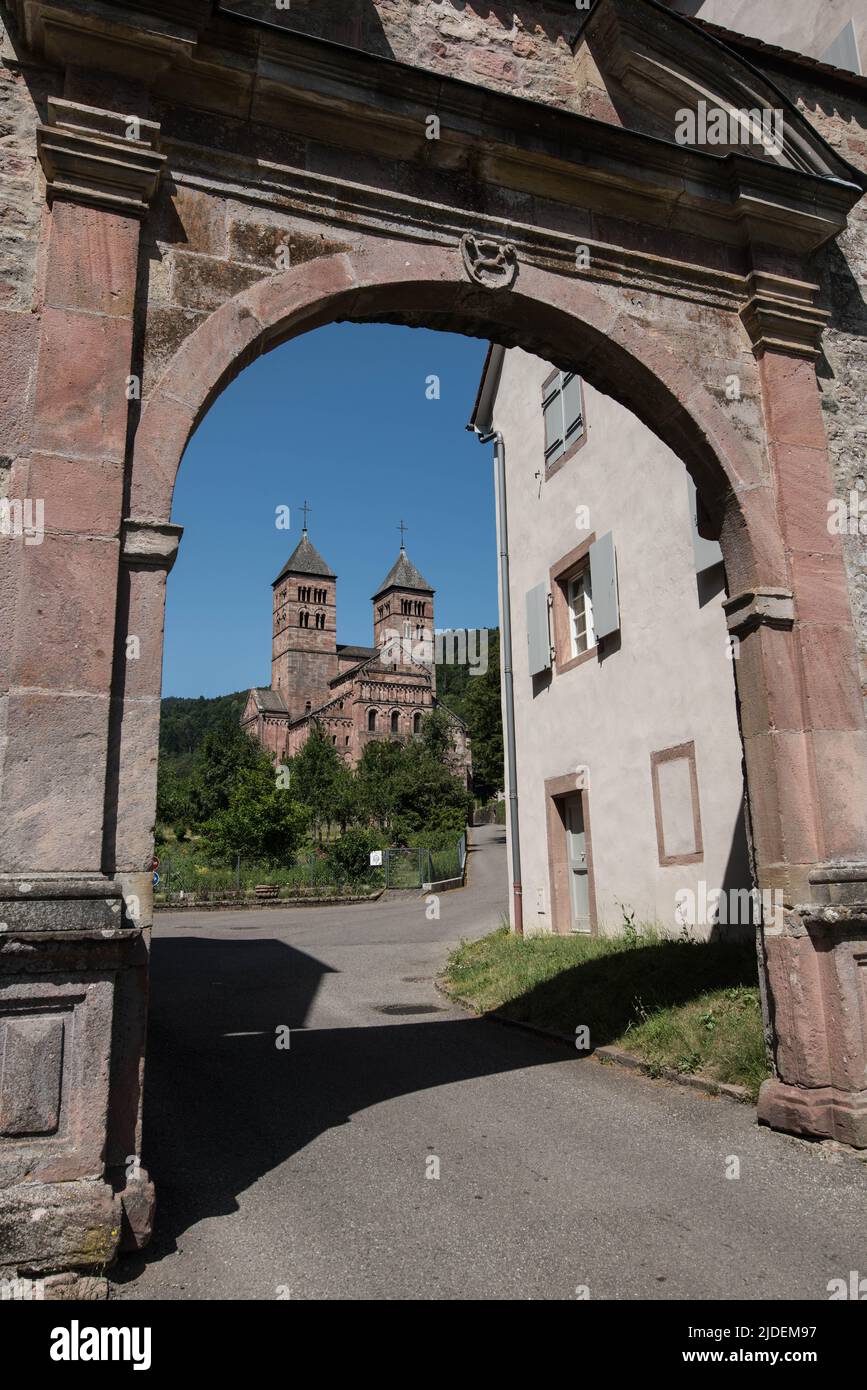 Romanische Kirche, Kloster Murbach, Elsass, Frankreich, gegründet 727 von Primin, eines der ersten großen Klöster im Elsass. Stockfoto