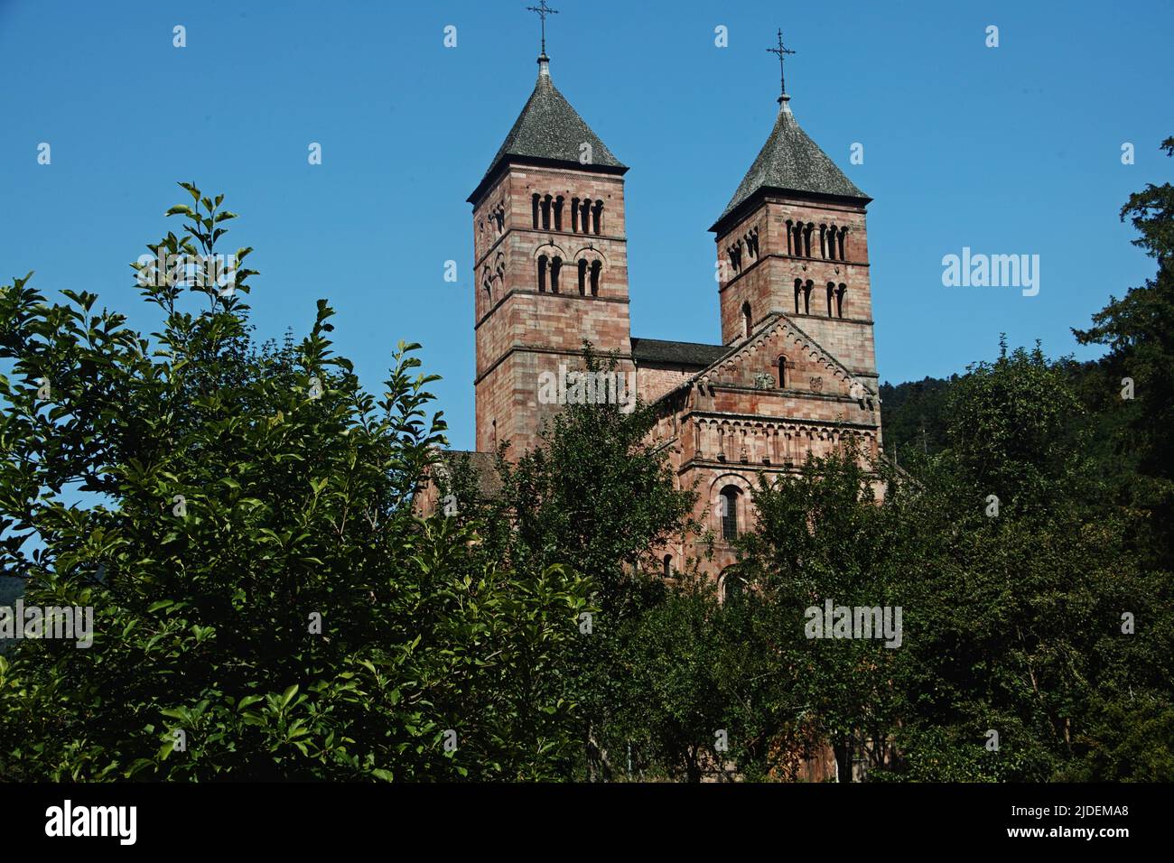 Romanische Kirche, Kloster Murbach, Elsass, Frankreich, gegründet 727 von Primin, eines der ersten großen Klöster im Elsass. Stockfoto