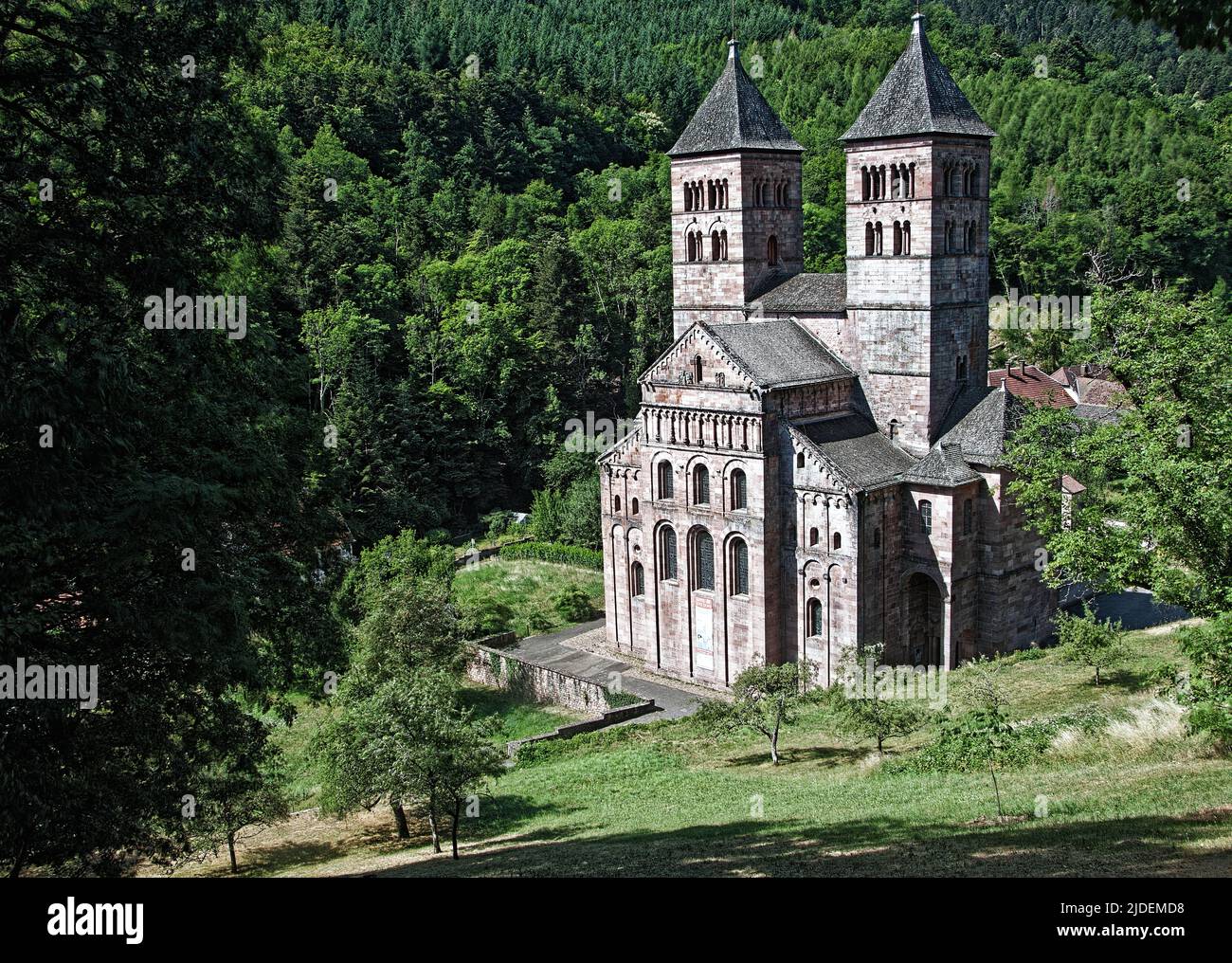 Romanische Kirche, Kloster Murbach, Elsass, Frankreich, gegründet 727 von Primin, eines der ersten großen Klöster im Elsass. Stockfoto
