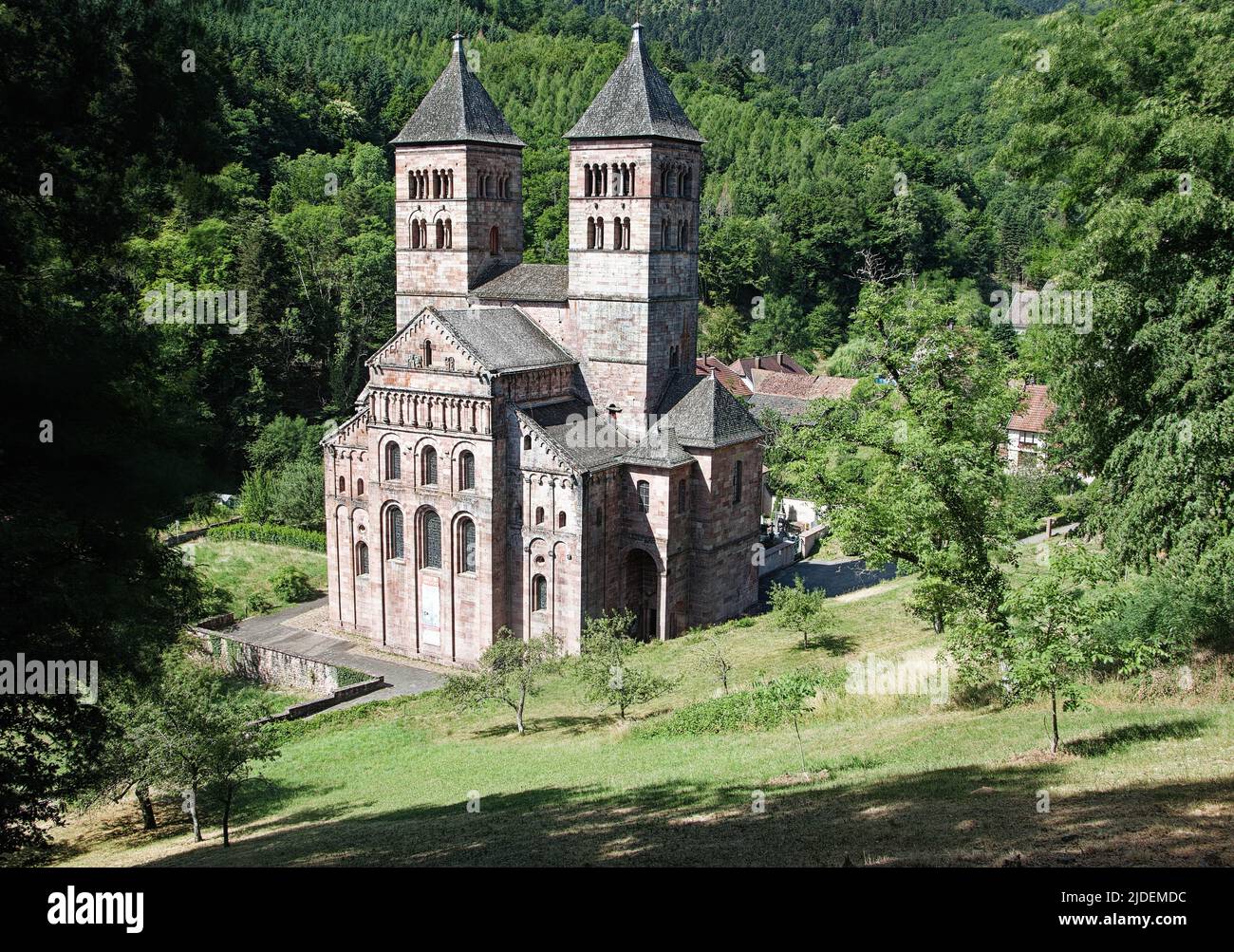 Romanische Kirche, Kloster Murbach, Elsass, Frankreich, gegründet 727 von Primin, eines der ersten großen Klöster im Elsass. Stockfoto