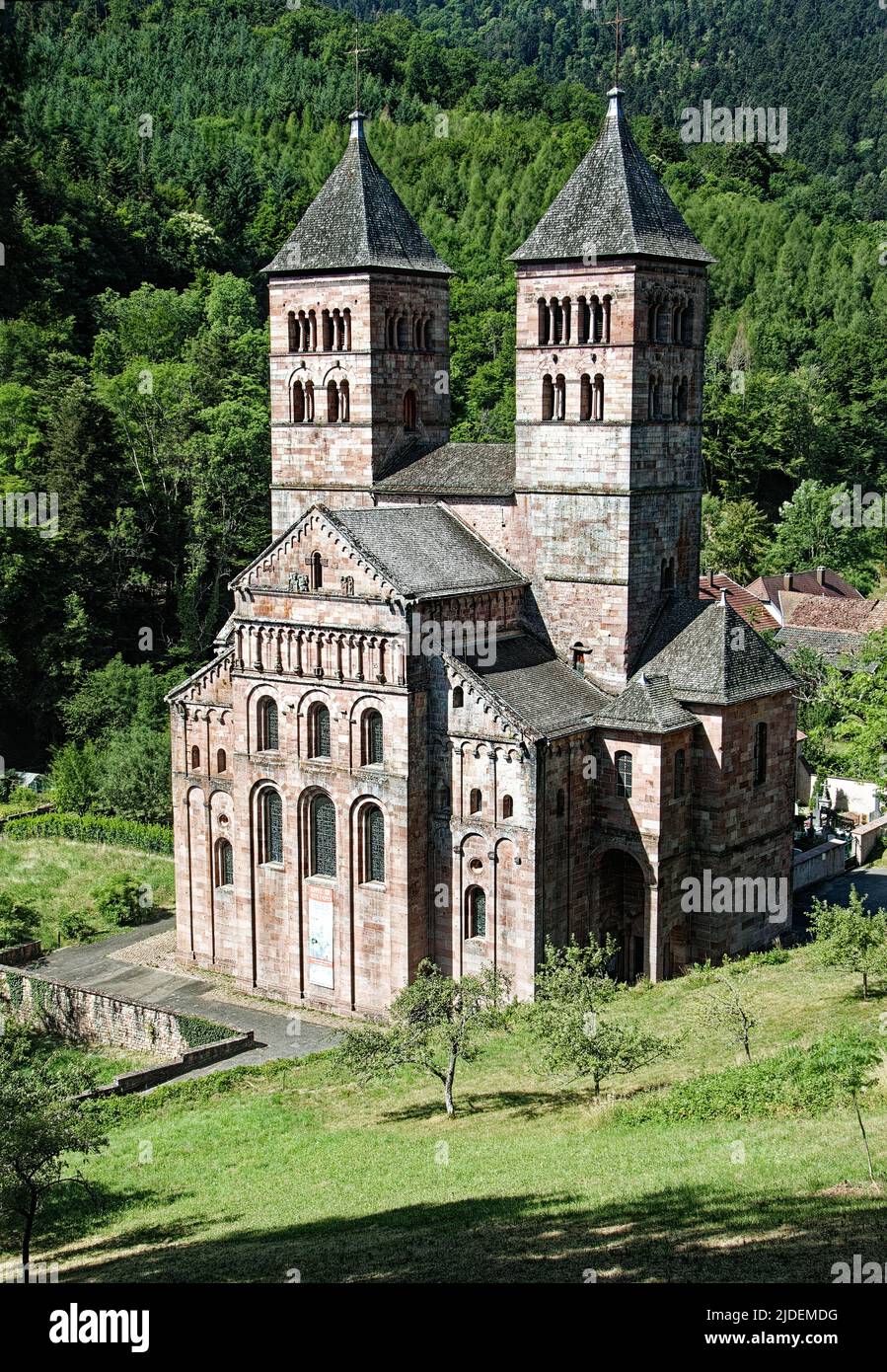 Romanische Kirche, Kloster Murbach, Elsass, Frankreich, gegründet 727 von Primin, eines der ersten großen Klöster im Elsass. Stockfoto
