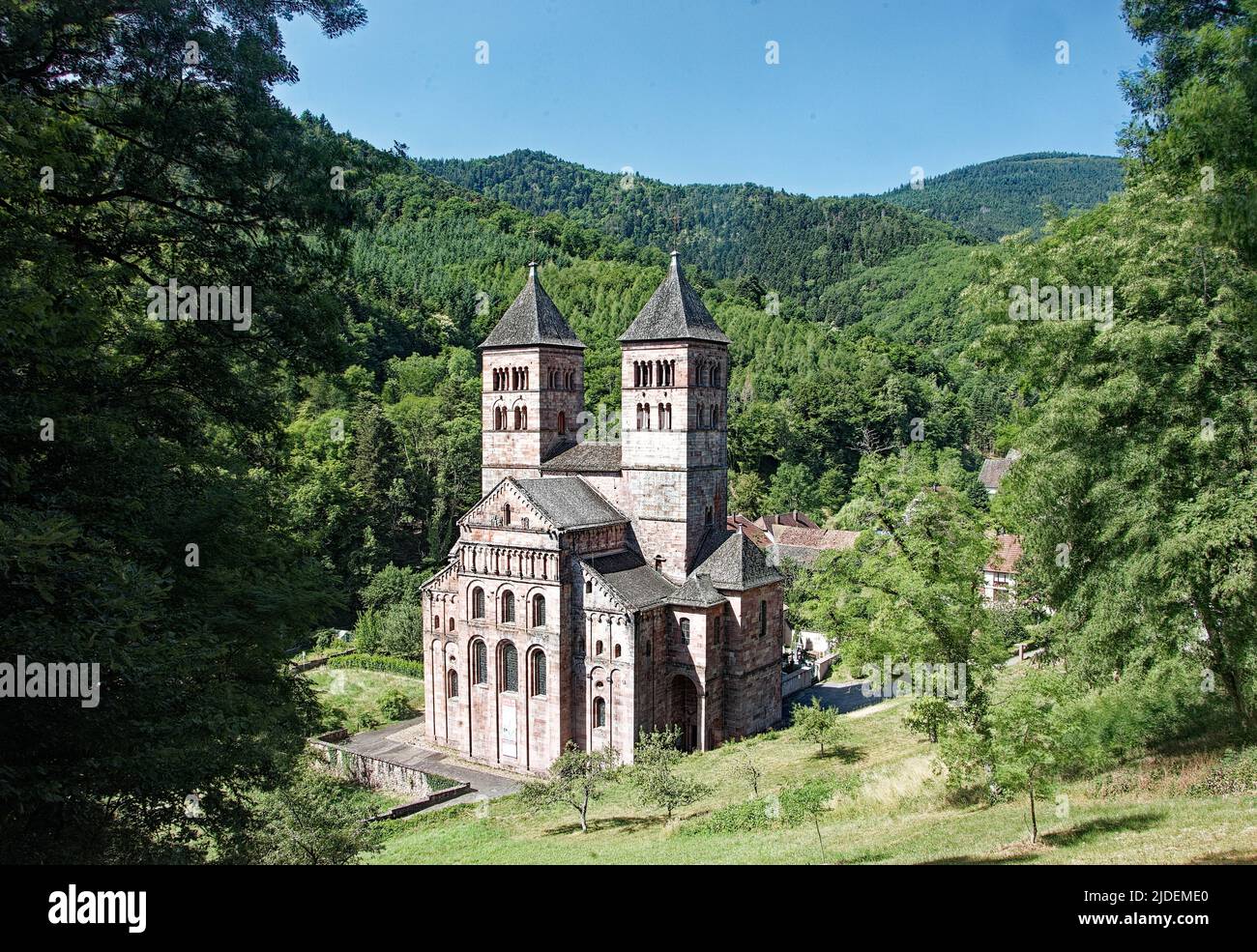 Romanische Kirche, Kloster Murbach, Elsass, Frankreich, gegründet 727 von Primin, eines der ersten großen Klöster im Elsass. Stockfoto