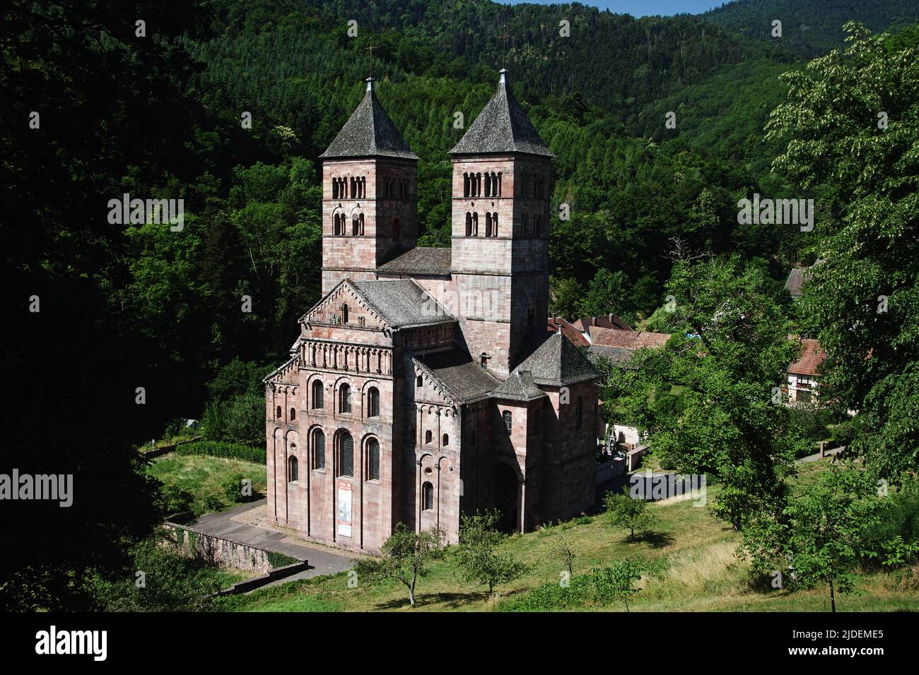 Romanische Kirche, Kloster Murbach, Elsass, Frankreich, gegründet 727 von Primin, eines der ersten großen Klöster im Elsass. Stockfoto