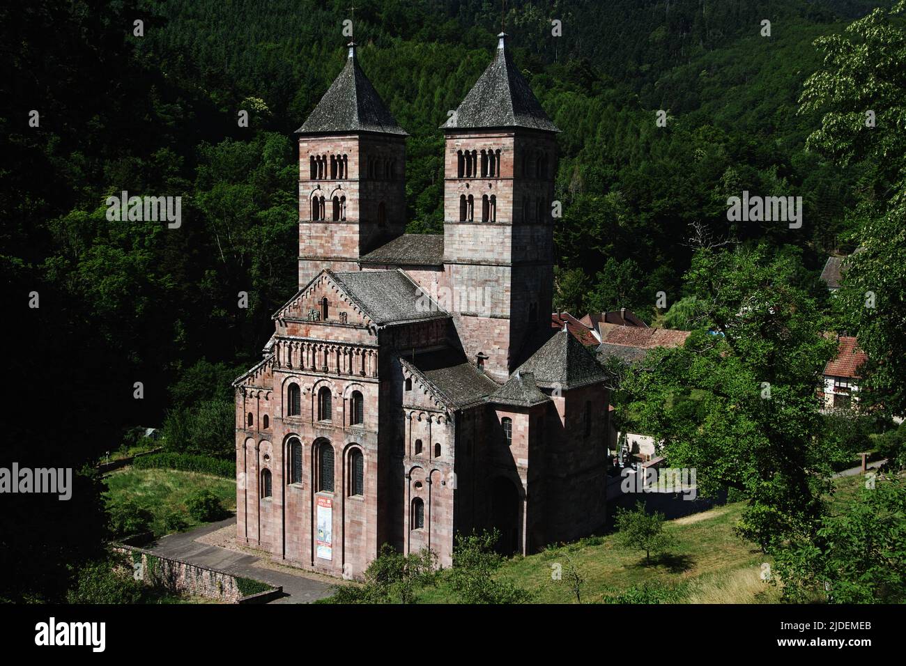 Romanische Kirche, Kloster Murbach, Elsass, Frankreich, gegründet 727 von Primin, eines der ersten großen Klöster im Elsass. Stockfoto