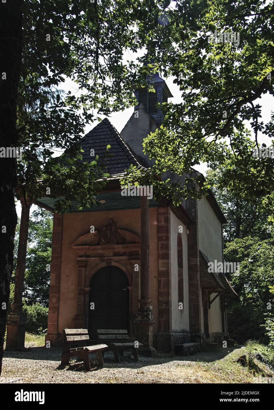 Romanische Kirche, Kloster Murbach, Elsass, Frankreich, gegründet 727 von Primin, eines der ersten großen Klöster im Elsass. Stockfoto