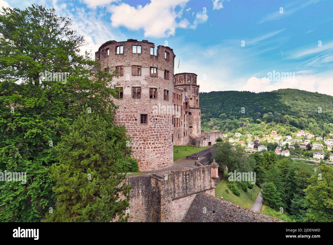 Heidelberg, Deutschland - Juni 2022: Turm mit dem Namen Apothekerturm an der Ostseite des berühmten Heidelberger Schlosses Stockfoto