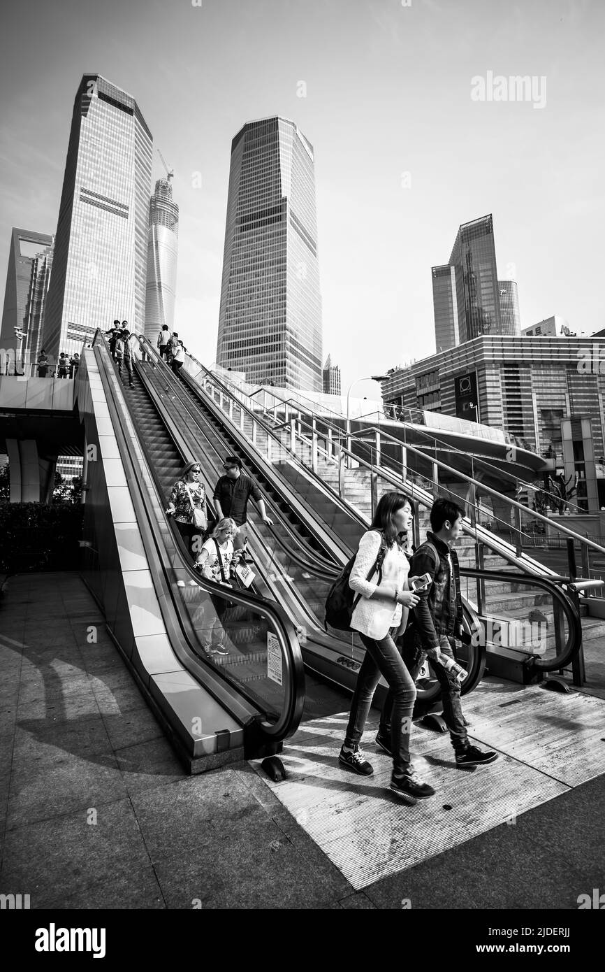 Shanghai, China - 8. April 2014: Platz am Finanzzentrum Lujiazui in Shanghai. Schwarz-Weiß-Stadtfotografie Stockfoto