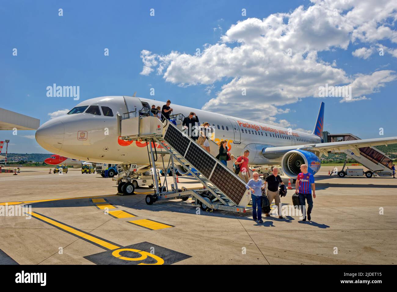 Passagiere steigen aus Flugzeugen aus, die von Jet2 Holidays und Jet2.com betrieben werden. Stockfoto