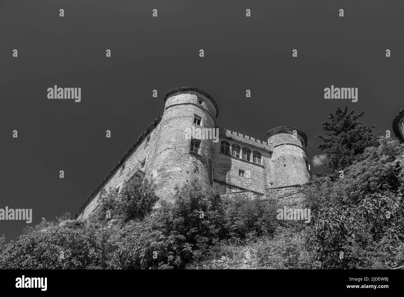 Das Schloss wurde im 11.. Jahrhundert in Form eines unregelmäßigen, von 5 Türmen umrandeten, über der Schlucht mit Blick auf den Fluss von The Castillo erbaut. Stockfoto