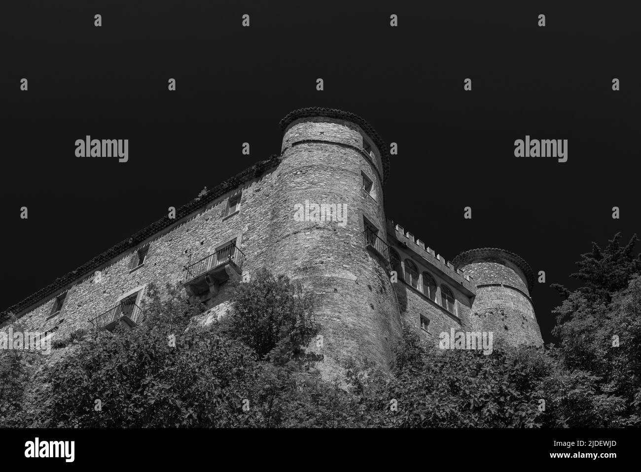 Das Schloss wurde im 11.. Jahrhundert in Form eines unregelmäßigen, von 5 Türmen umrandeten, über der Schlucht mit Blick auf den Fluss von The Castillo erbaut. Stockfoto