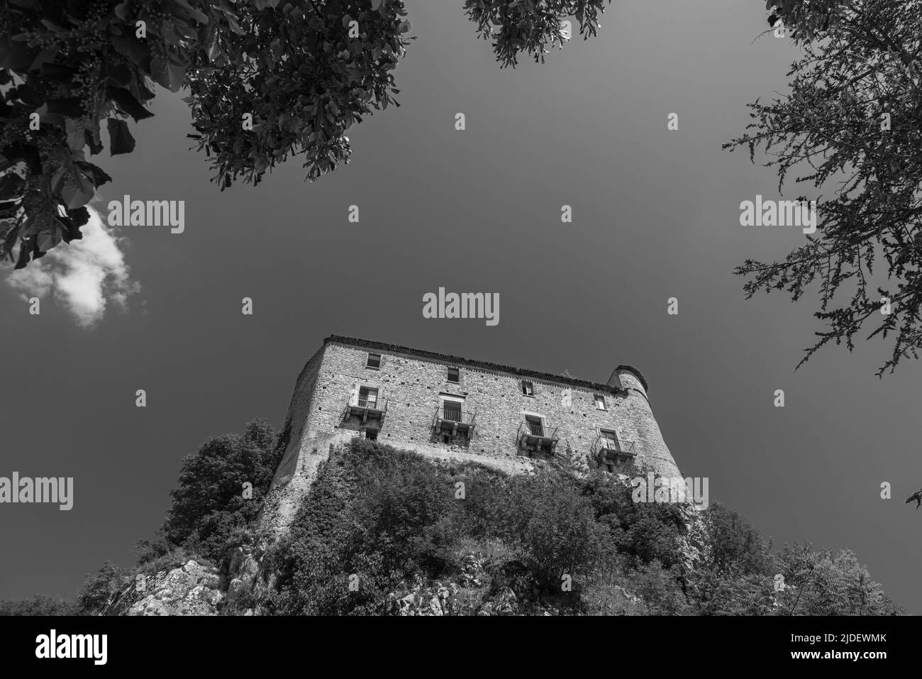 Das Schloss wurde im 11.. Jahrhundert in Form eines unregelmäßigen, von 5 Türmen umrandeten, über der Schlucht mit Blick auf den Fluss von The Castillo erbaut. Stockfoto