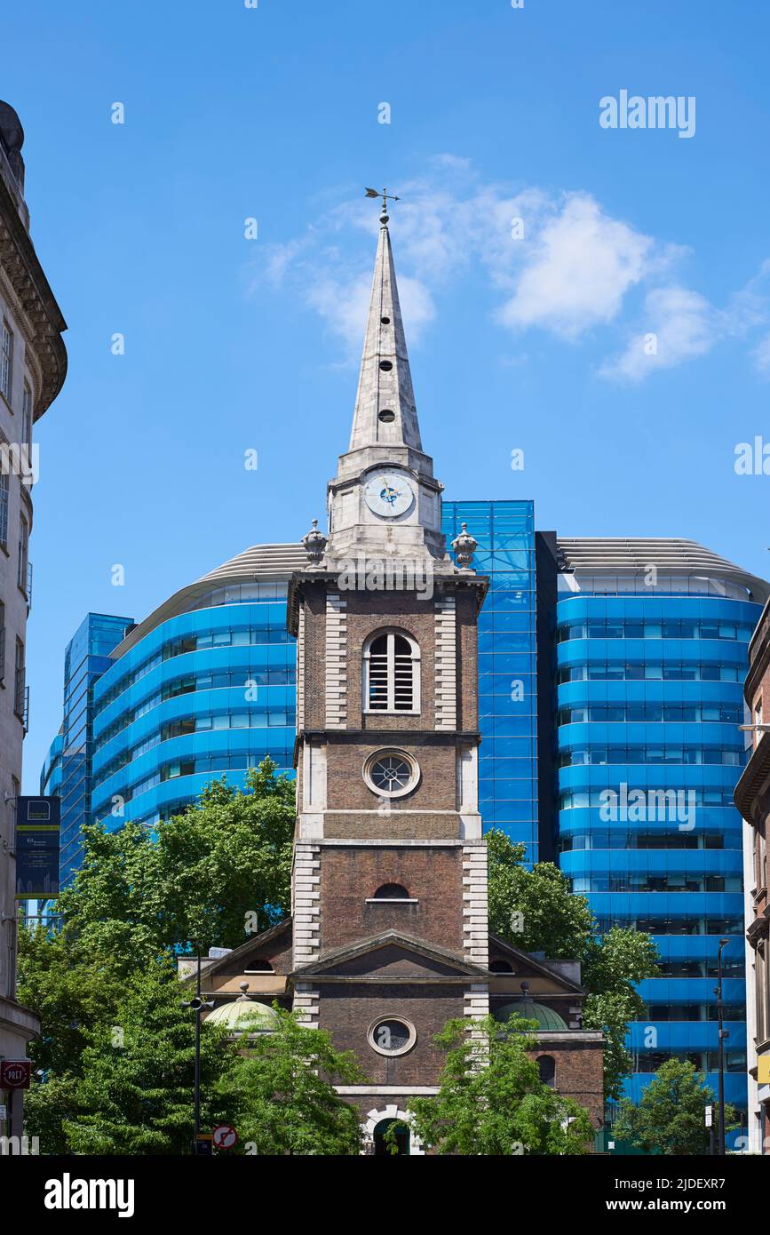 Der Turm des 18.. Jahrhunderts St. Botolph-without-Aldgate in der City of London, Großbritannien, von Minories aus gesehen Stockfoto