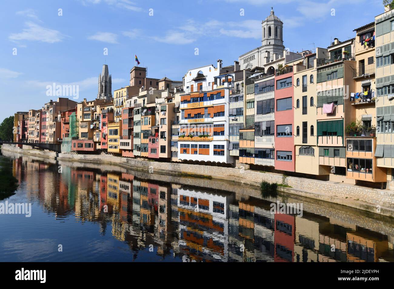 Farbenfrohe Häuser am Fluss Onyar in Girona, Katalonien, Spanien Stockfoto
