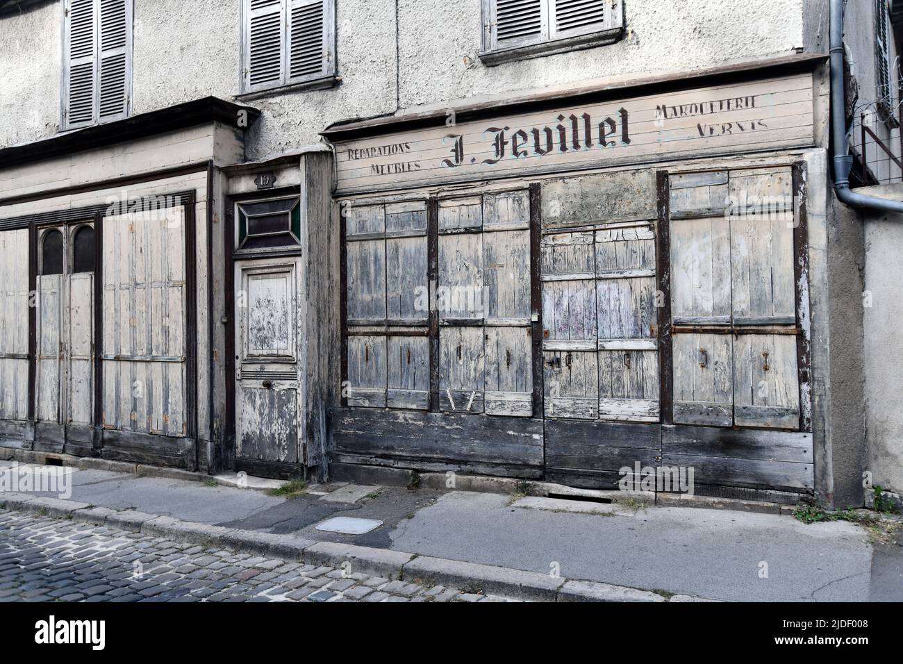 Die alte Ladenfront von J. Feuillet in der Rue de la Porte Jaune in Bourges, Frankreich. Stockfoto