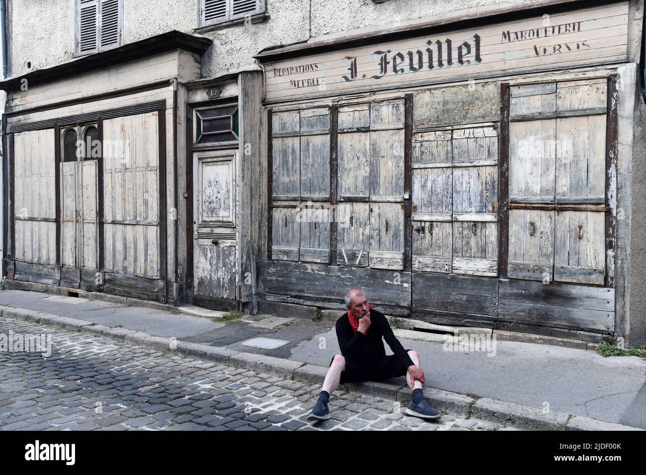 Die alte Ladenfront von J. Feuillet in der Rue de la Porte Jaune – Bourges Stockfoto