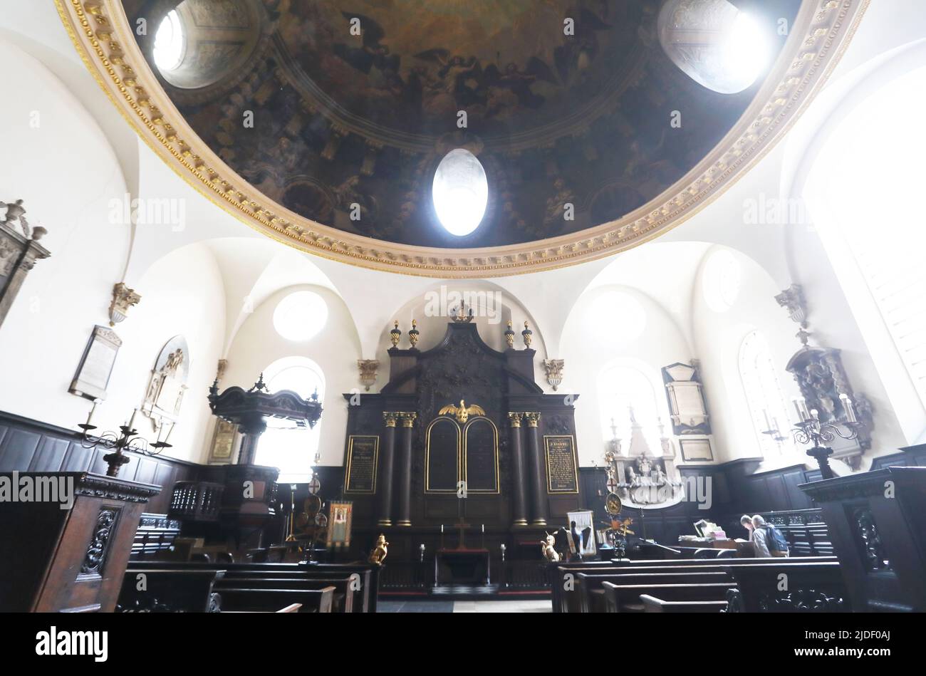 Das Innere der St. Mary Abchurch, einer der schönsten Pfarrkirchen von Sir Christopher Wren, in der Nähe der Cannon Street in der City of London, Großbritannien Stockfoto