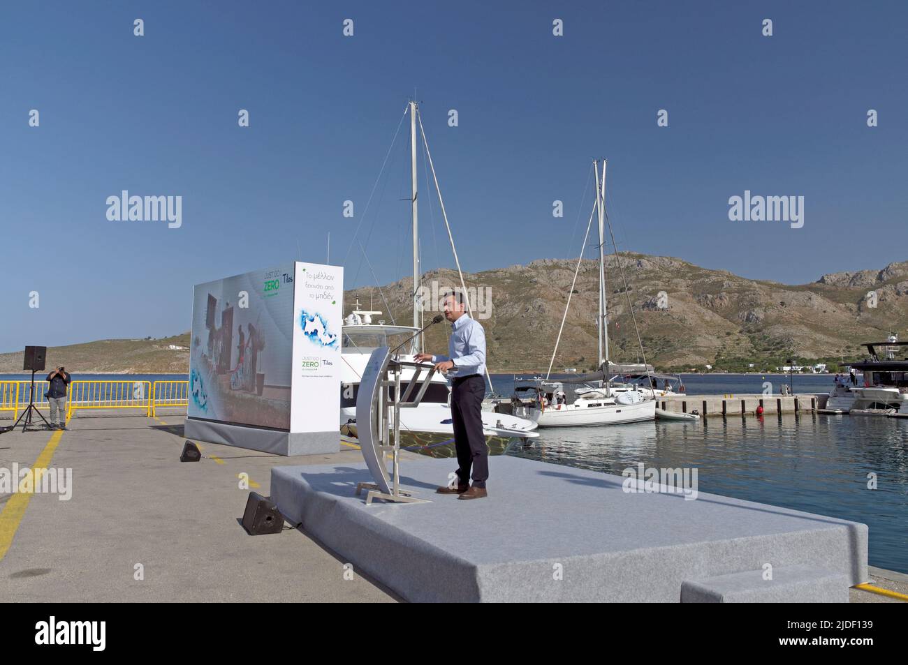 Redner bei Fernsehveranstaltungen zur neuen Zero Waste Initiative im Hafen von Livadia, Tilos Island, Griechenland, Mai 2022 Stockfoto