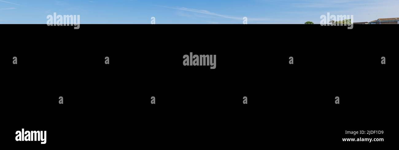 Paignton, Devon, Großbritannien, 14. 2022. Mai: Ebbe im Hafen von Paignton und die kleinen Vergnügungsboote und Yachten, die darin festgemacht sind, ruhen auf dem sandigen Boden. Stockfoto