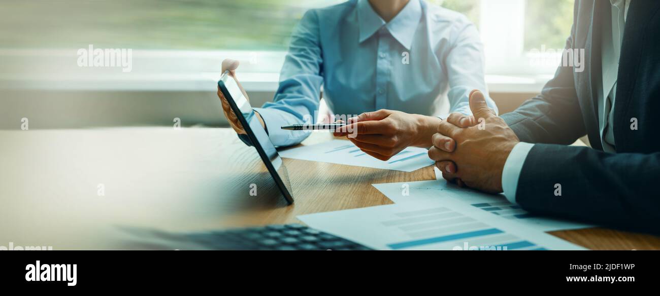 Unternehmensberatung. Berater und Geschäftsmann arbeiten mit digitalen Tablet am Schreibtisch im Büro. Unternehmensstrategie Stockfoto