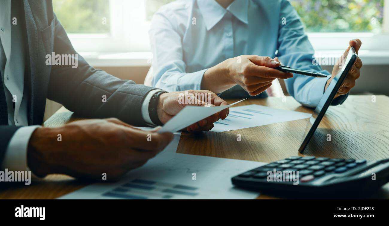 Beratungsdienste. Geschäftsmann und Unternehmensberater arbeiten im Büro. Analyse der Unternehmensrechnung Stockfoto