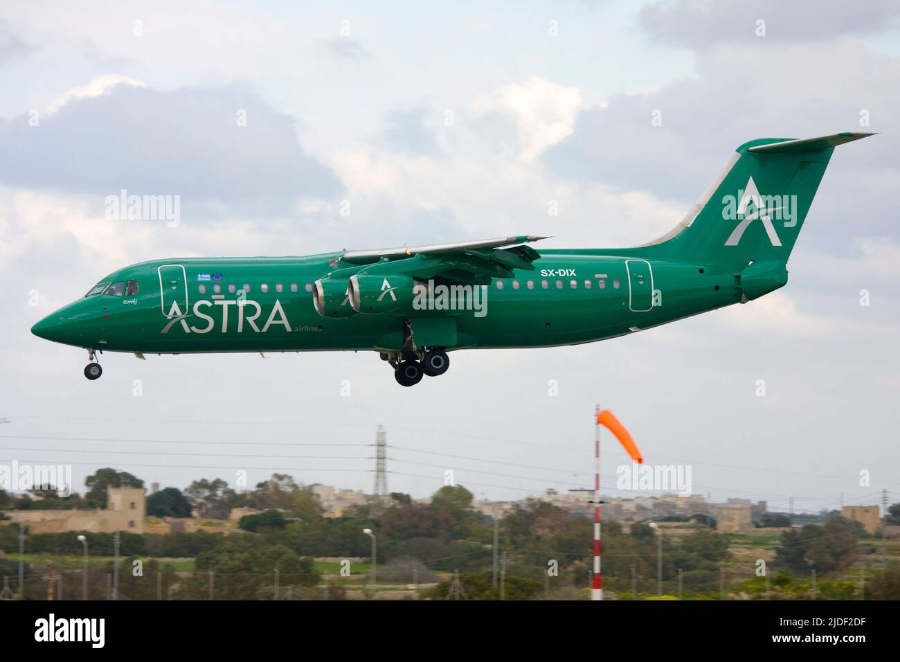 Astra Airlines British Aerospace BAE-146-300 (REG: SX-DIX) im Finale an einem bewölkten Nachmittag. Stockfoto