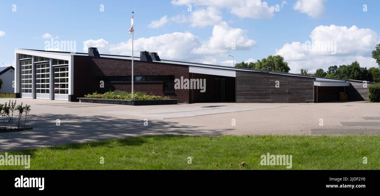 Feuerwehrhaus mit Feuerwehrauto-Garage in Lemmer, Niederlande. Breites Bild Stockfoto