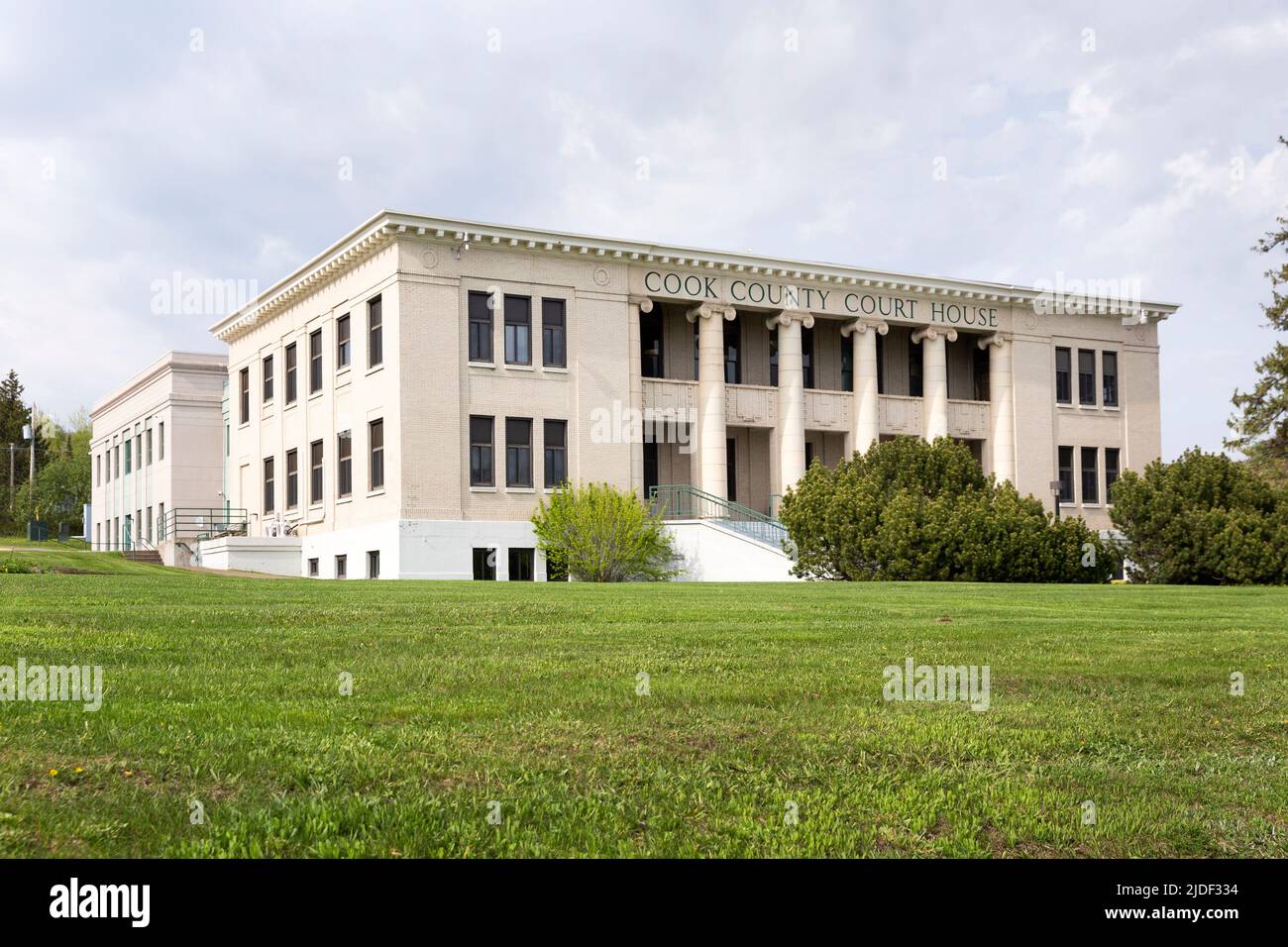 Das Cook County Courthouse mit ionischen Säulen im Stil der Klassischen Wiedergeburt von 1911 in Grand Marais, Minnesota, USA Stockfoto