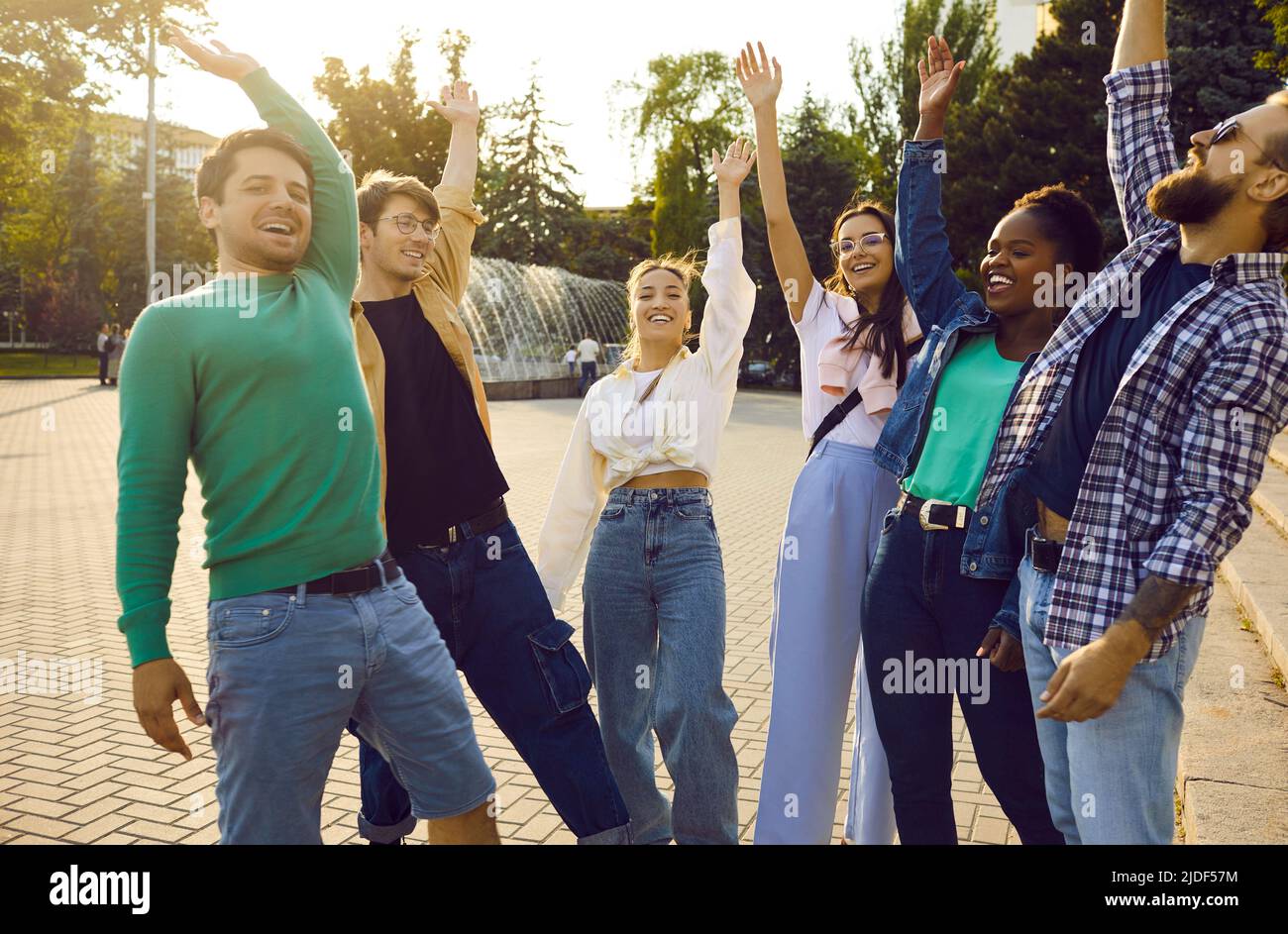 Team von fröhlichen jungen multirassischen Freunden stapeln Hände, während Spaß in der Sommerstadt Stockfoto