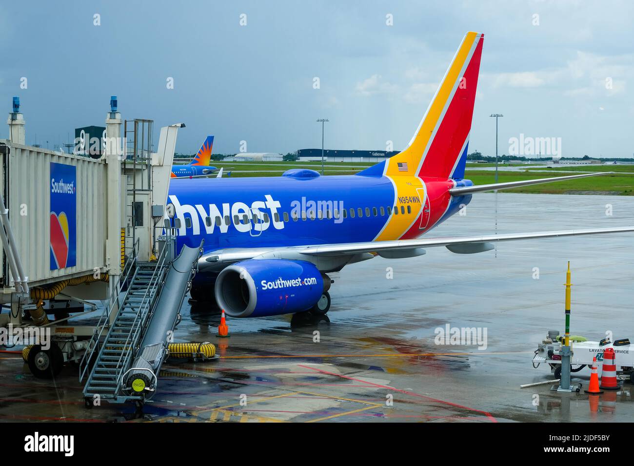 Stock-Bilder von South West Airlines am Flughafen Gate mit jetway. Stockfoto