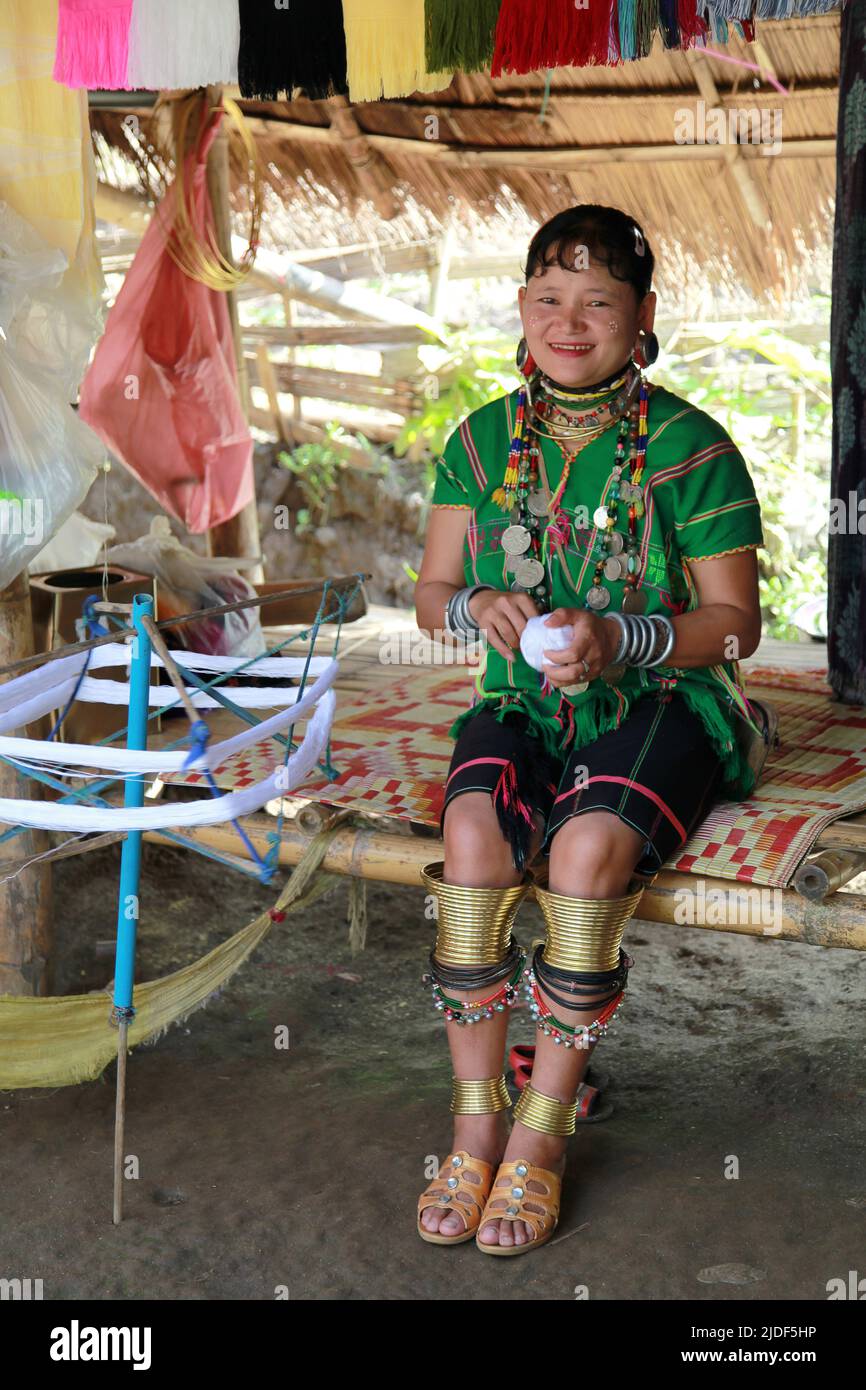 Huai seau Tao, Thailand - 04 2012. August: Lächelnde junge Frau des Kayan Lahwi Stammes. Stockfoto