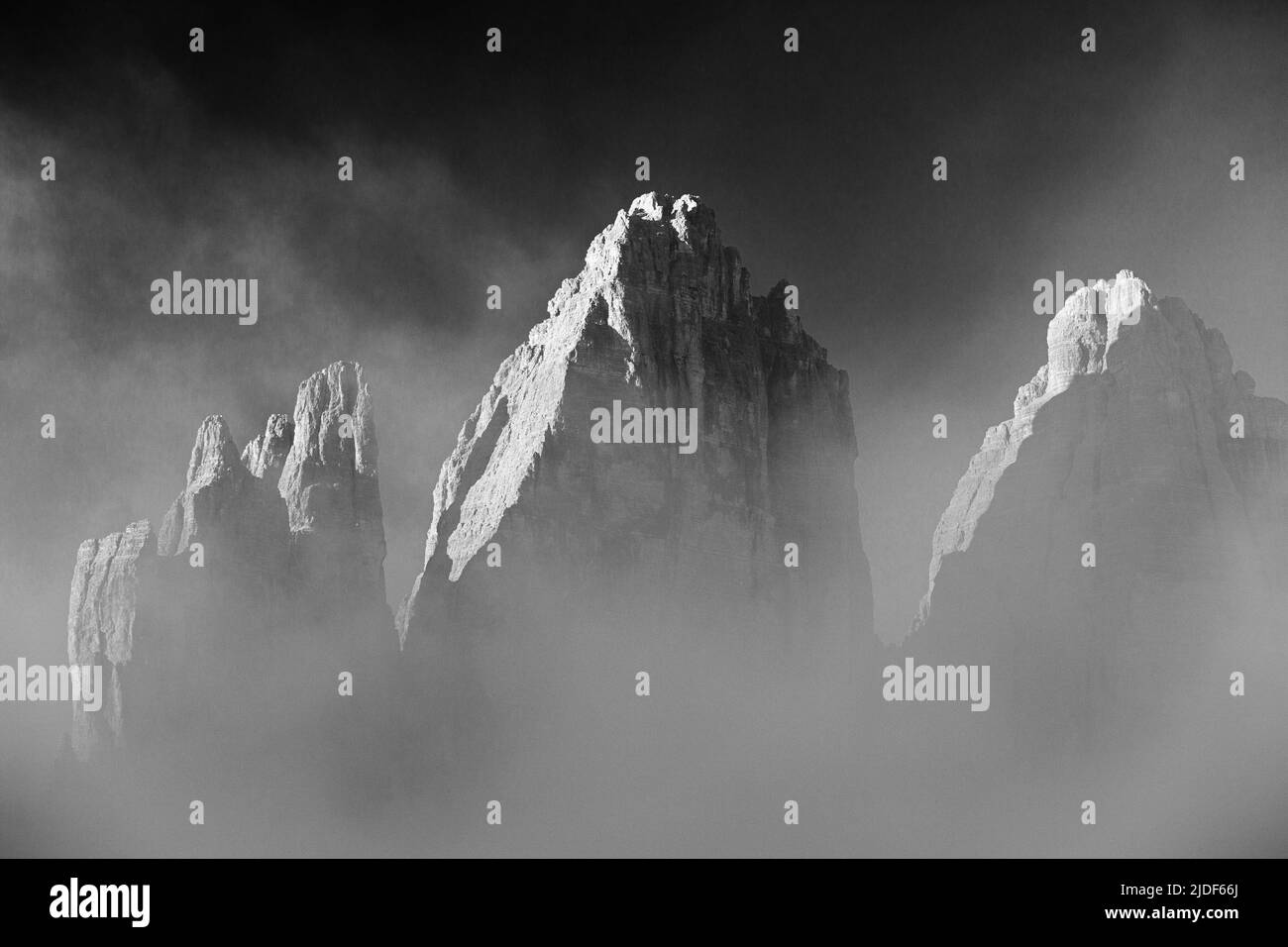 Sonneneinstrahlung auf den drei Zinnen (Tre Cime di Lavaredo) Bergprofilen in den Sextener Dolomiten. Italienische Alpen. Europa. Stockfoto