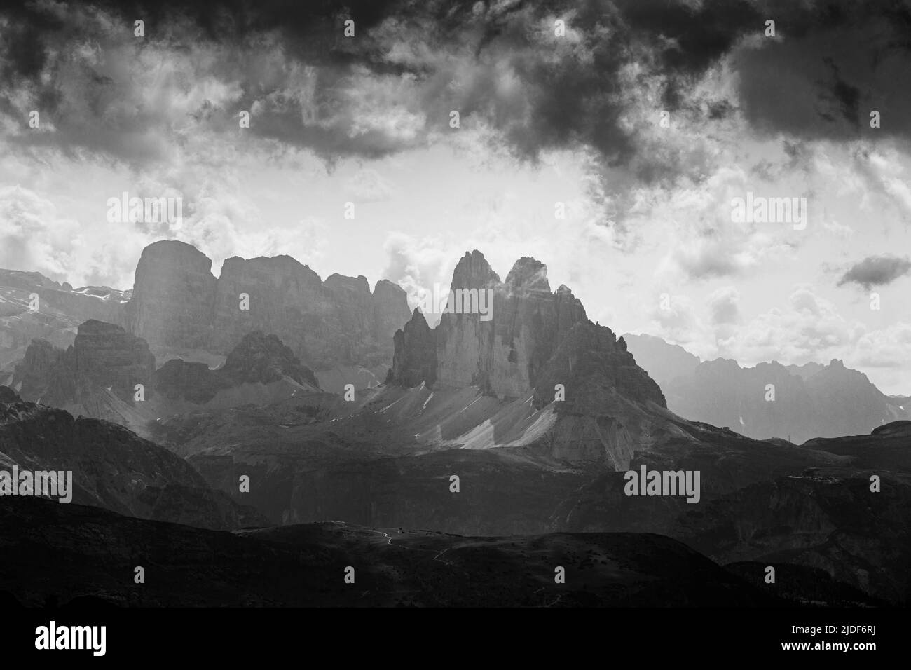 Dramatischer Himmel, Sonnenlicht, stimmungsvolle Atmosphäre auf den Sextener Dolomiten. Drei Zinnen von Lavaredo, Gipfel des Monte Paterno. Italienische Alpen. Europa. Stockfoto